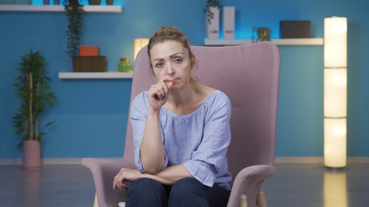 la mujer mirando a la cámara con una idea.