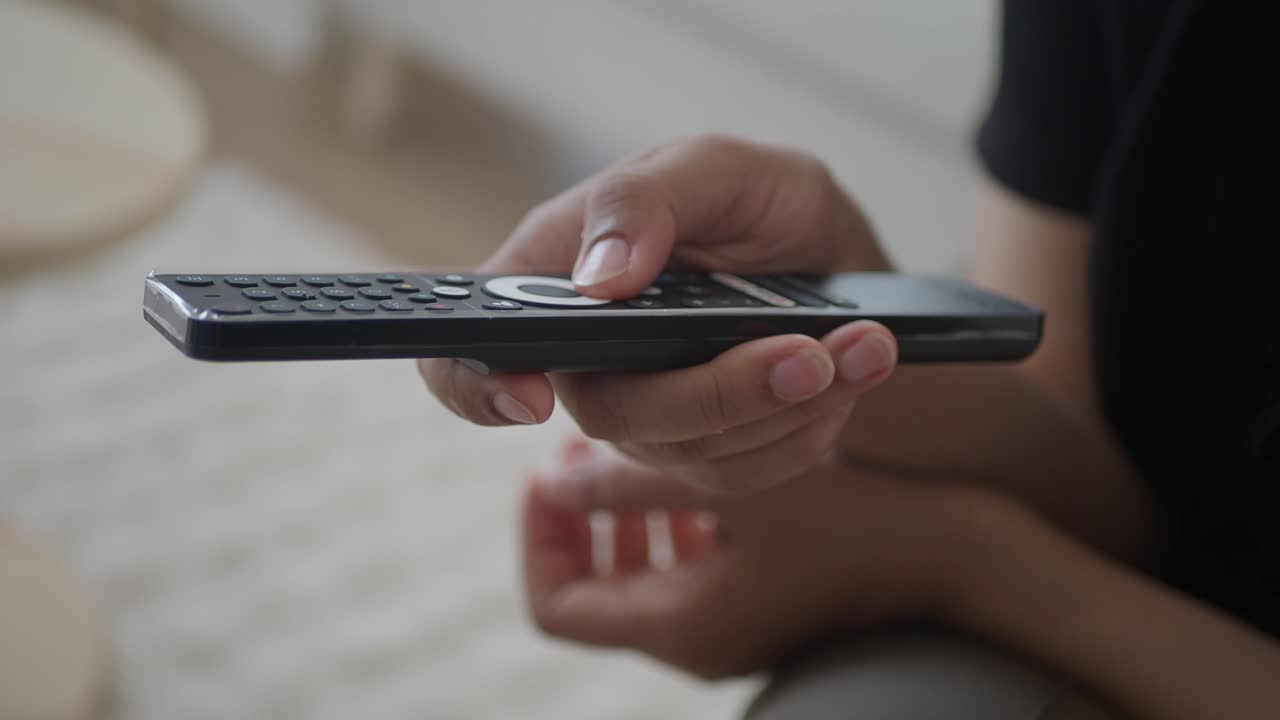 리모컨을 사용하는 사람