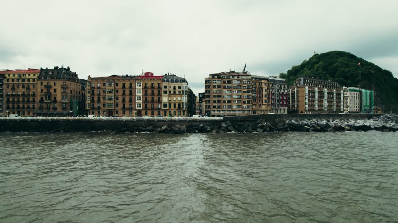 구름 은 날 의 해안 도시 풍경