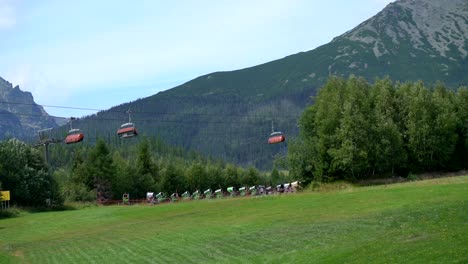 Weitwinkelaufnahme-Von-Sesselliften-Und-Seilbahnen-In-Den-Bergen-Im-Sommer