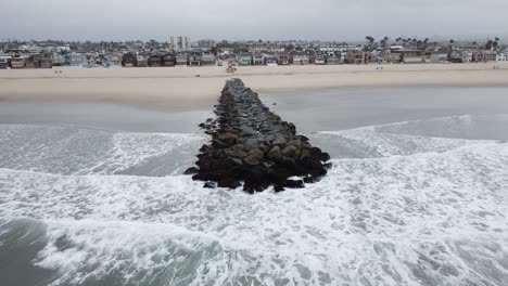 Hombre-Solo-Explorando-La-Playa-Durante-Un-Hermoso-Amanecer-En-California