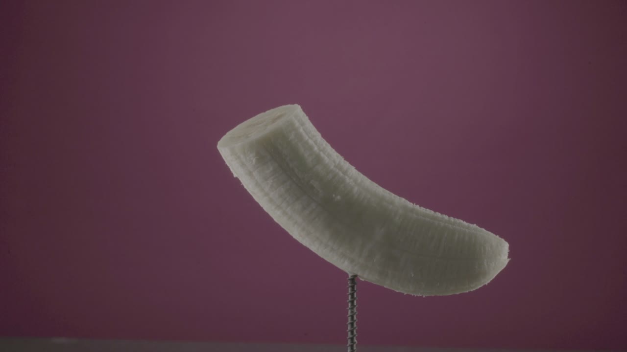 банан вращается с петлей на экране фуксии для хроматического ключа