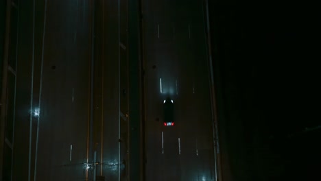 Coches-De-Carretera-Conduciendo,-Tiro-De-Drone-De-Arriba-Hacia-Abajo,-Noche,-Ciudad-De-Nueva-York