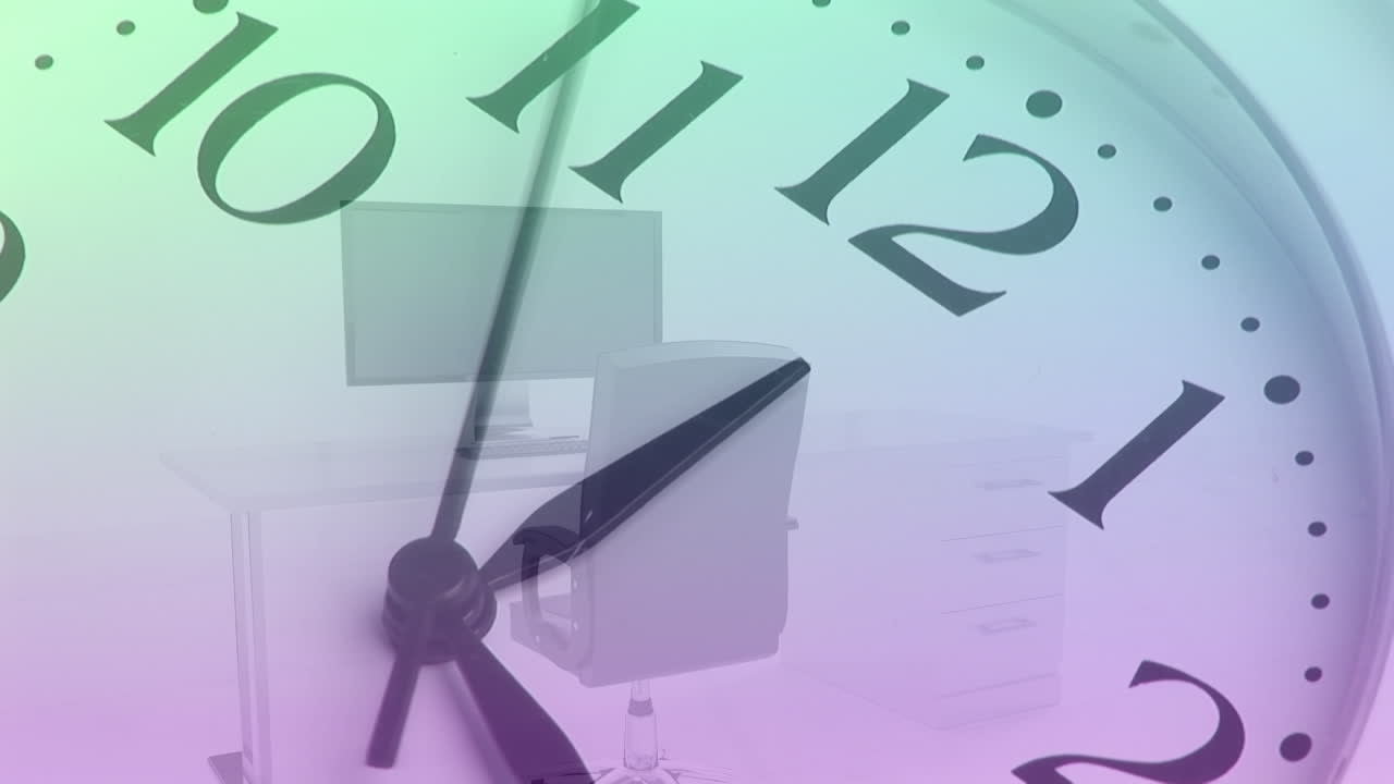 animación del reloj moviéndose sobre el escritorio de la oficina con una computadora