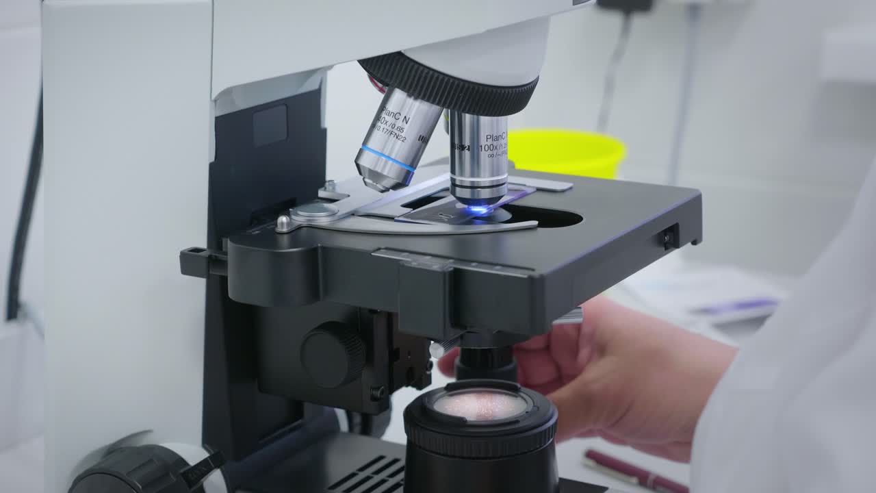 científico usando un microscopio en un laboratorio