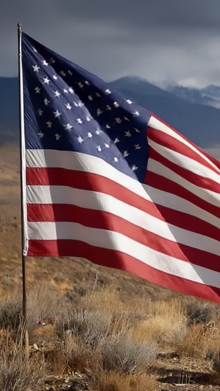 Bandiera americana sventolante contro un cielo drammatico: simbolo di libertà e patriottismo nell'abbraccio della natura, immortalata in un paesaggio sereno.