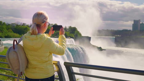 tourist takes pictures of niagara falls