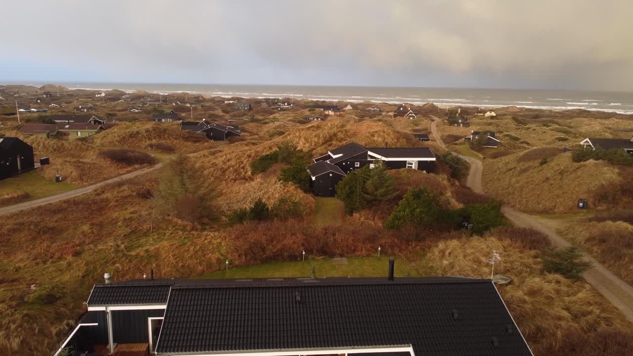 fotografía aérea de una casa de vacaciones de verano en el campo de italia