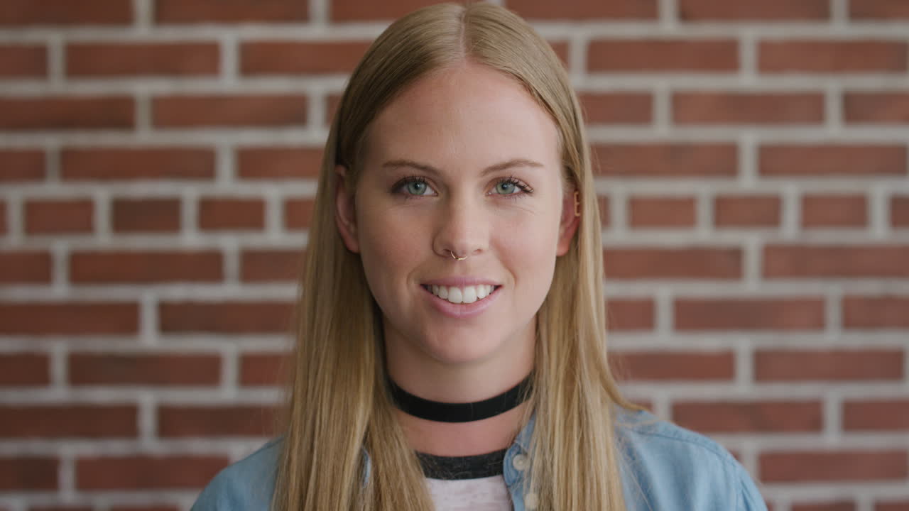 retrato mujer rubia atractiva y exitosa sonriendo disfrutando del éxito del estilo de vida mujer caucásica independiente