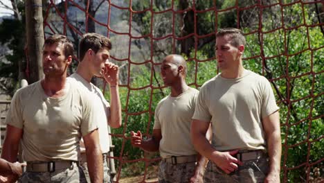 tropas militares de pie en el campamento de entrenamiento 4k