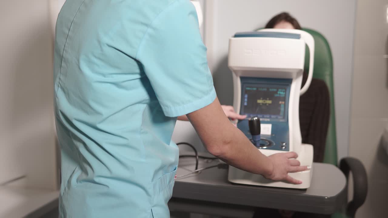 esame oculare in corso