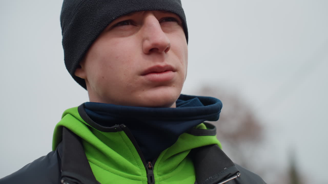 도시의 평온함을 즐기는 온화한 남자, 고요한 도시 공원에서 휴식을 취하는 사색에 잠긴 백인 남자, 평화로운 도시 환경 속에서 편안하게 휴식을 취하는 사려 깊은 남자를 보여주는 명상적인 도시 풍경