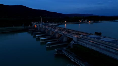 Blick-Auf-Die-Betonstruktur-Des-Donaudamms-Bei-Nacht---Drohnenaufnahme-Aus-Der-Luft