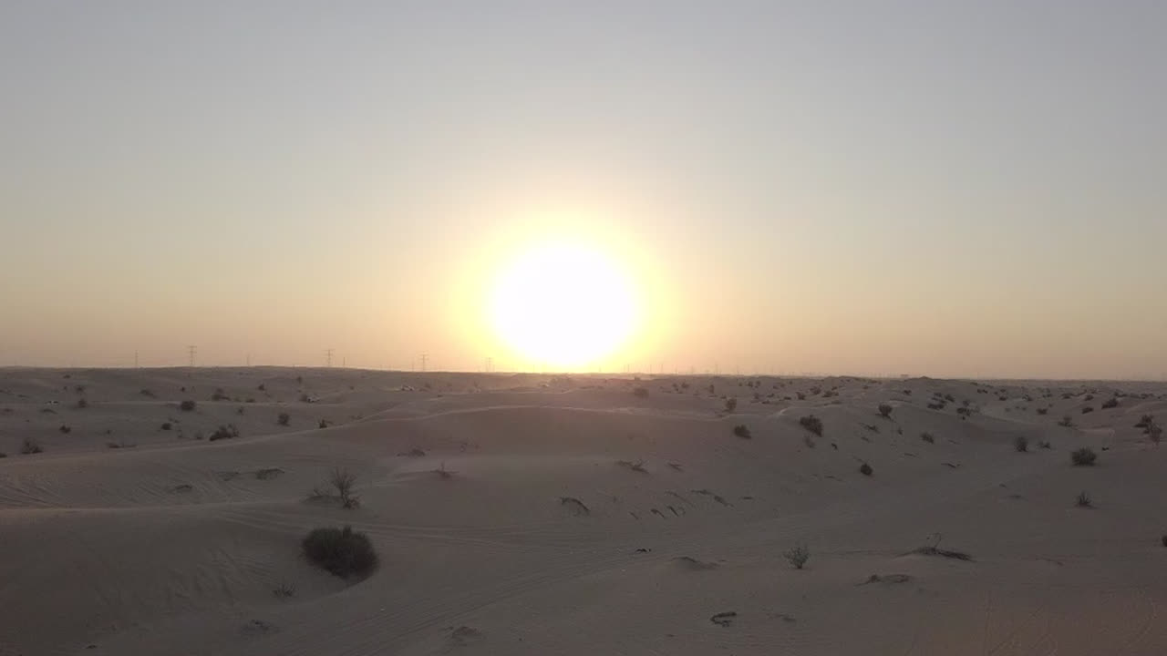 amplia puesta de sol de drones sobre el desierto árabe