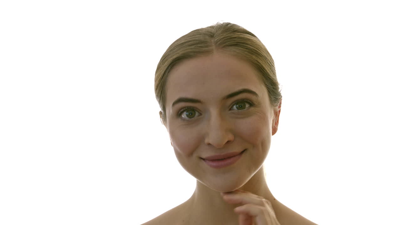 mujer sonriente sobre un fondo blanco