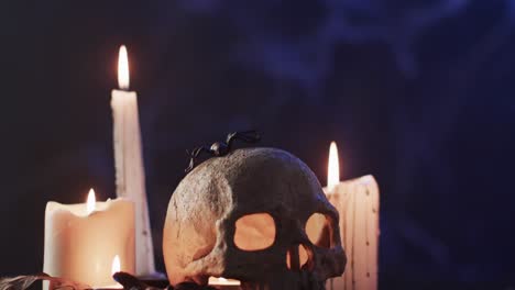 Vídeo-De-Calavera-De-Halloween,-Velas-Y-Humo-Con-Espacio-Para-Copiar-Sobre-Fondo-Morado