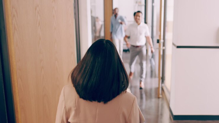 Escritório, mulher de negócios caminhando e cumprimentando