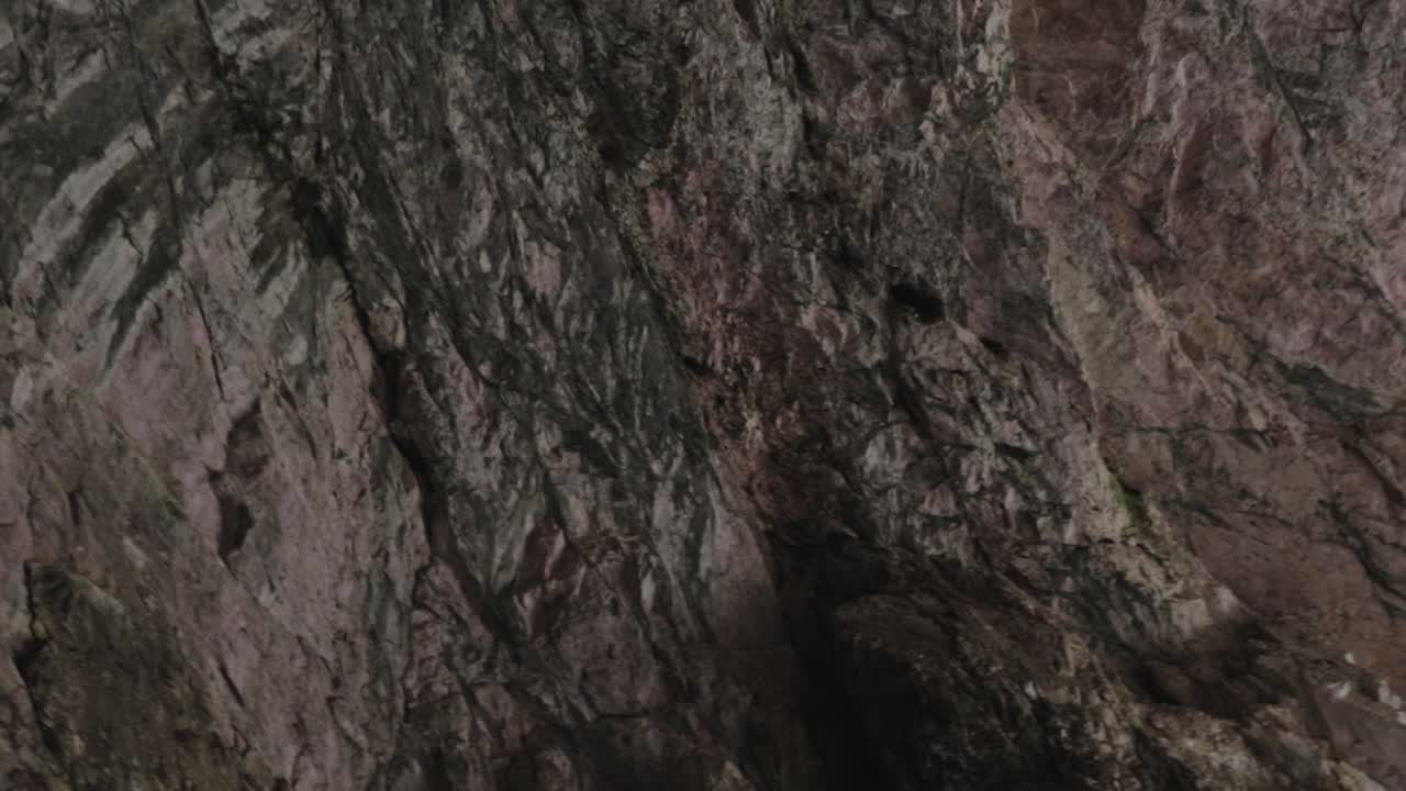 textura áspera de las paredes de una cueva enorme