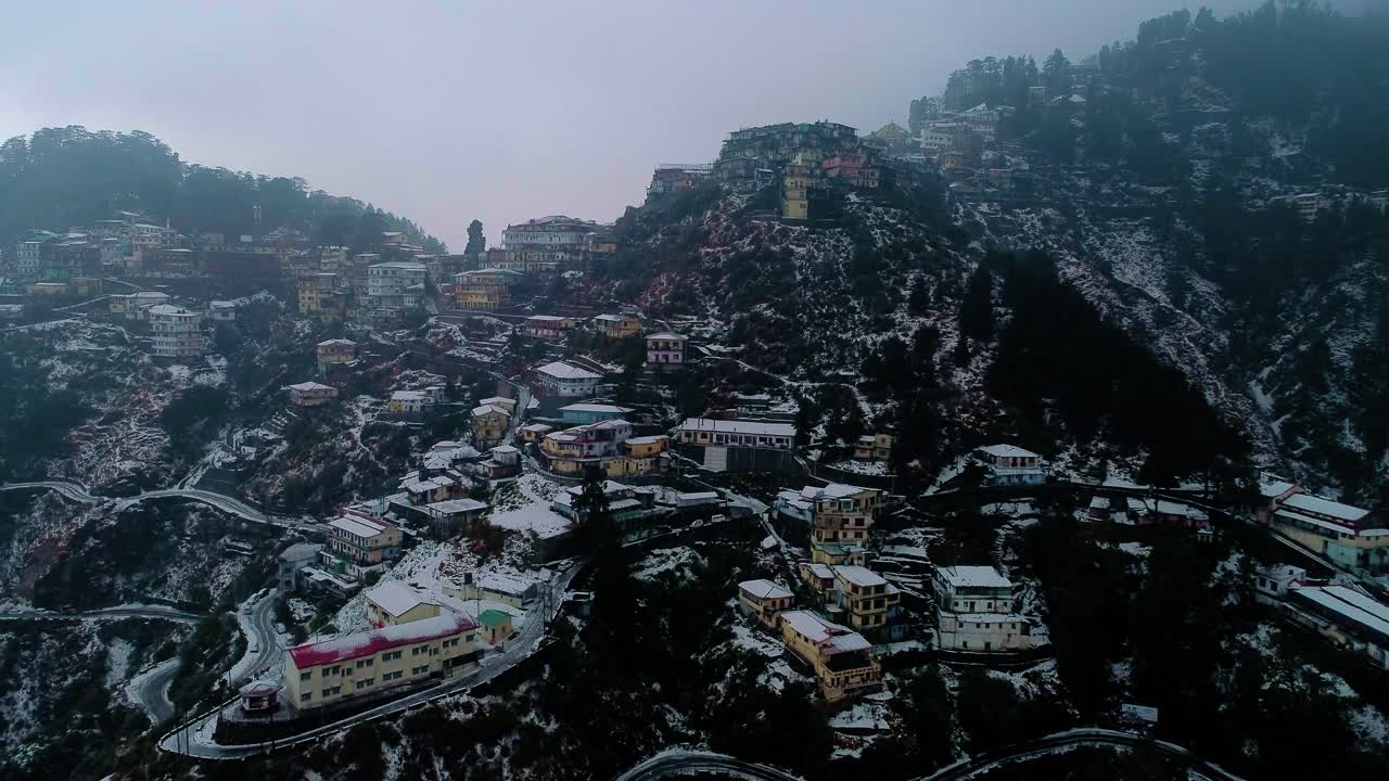 MUSSOORIE, UTTARAKHAND, INDIE Najwyżej położona stacja górska w Indiach – Mussoorie w Uttarakhand – prezentuje się oszałamiająco po opadach śniegu