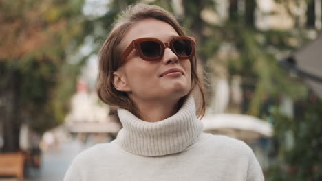 Kaukasische-Frau-Mit-Sonnenbrille-Und-Smartphone-Im-Freien.