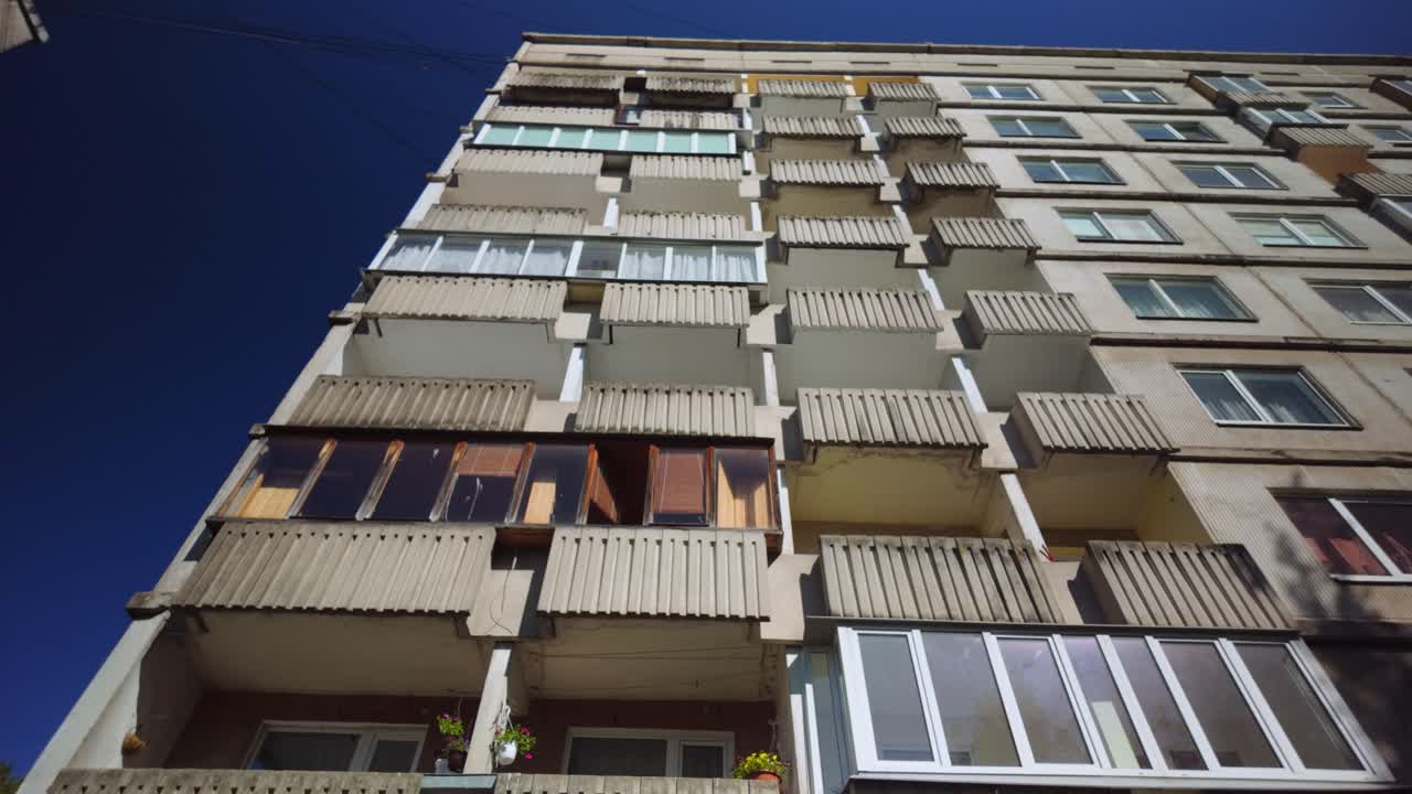 título: balcones apilados de descripción: balcón apilado de un bloque de apartamentos residenciales de la era soviética