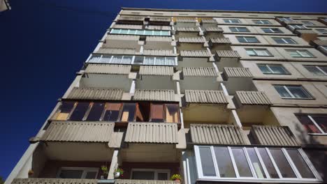 Título:-Balcones-Apilados-De-Descripción:-Balcones-Apilados-De-Un-Bloque-De-Apartamentos-Residencial-De-La-Era-Soviética