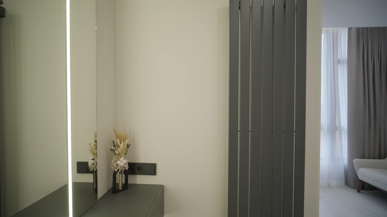 diseño y decoración de interiores modernos de sala de estar con sofá blanco en la sala de estar, mesa de comedor y sillas de madera, mostrador de cocina y armarios.