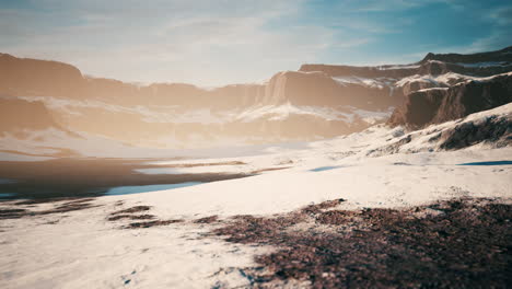 Rocas-Y-Colinas-Bajo-La-Nieve