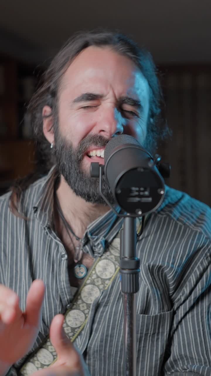 Uomo che canta con emozione al microfono