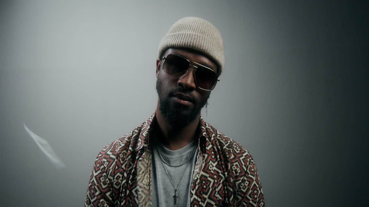 hombre confiado con dinero