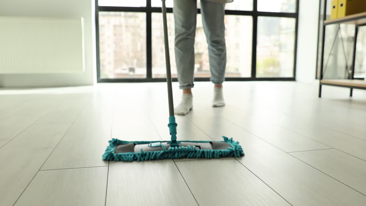 mujer limpiando el suelo