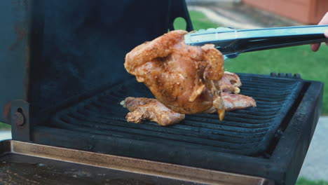 Varias-Tomas-De-Pollo-A-La-Parrilla-Y-Cocinado-En-Una-Parrilla-De-Barbacoa-Estilo-Apartamento