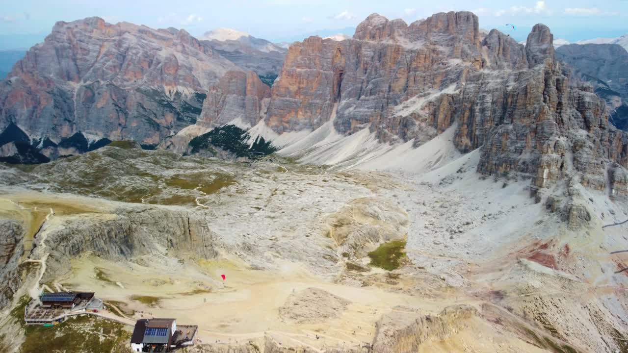 parapente en la montaña lagazuoi durante el verano en los dolomitas, norte de italia