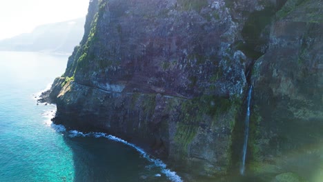 Paisaje-Costero-Con-Agua-De-La-Cascada-Véu-Da-Noiva-Cayendo-En-Cascada-Hacia-El-Océano-Atlántico