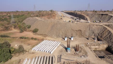 fundación de acero de columnas y tapas de muelle de hormigón en el sitio de construcción de un nuevo puente