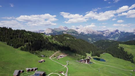 revelación aérea de la cordillera de val gardena desde el complejo seiser alm, dolomiti, italia