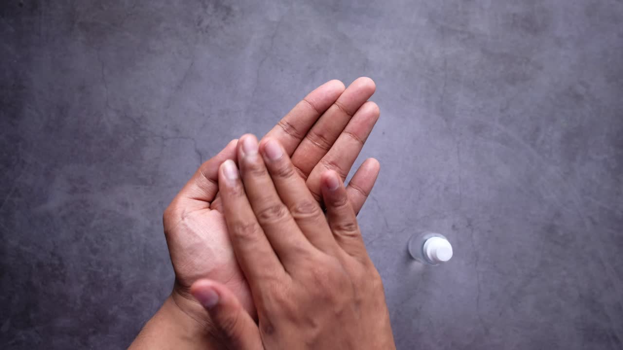 손 소독제를 적용하는 것