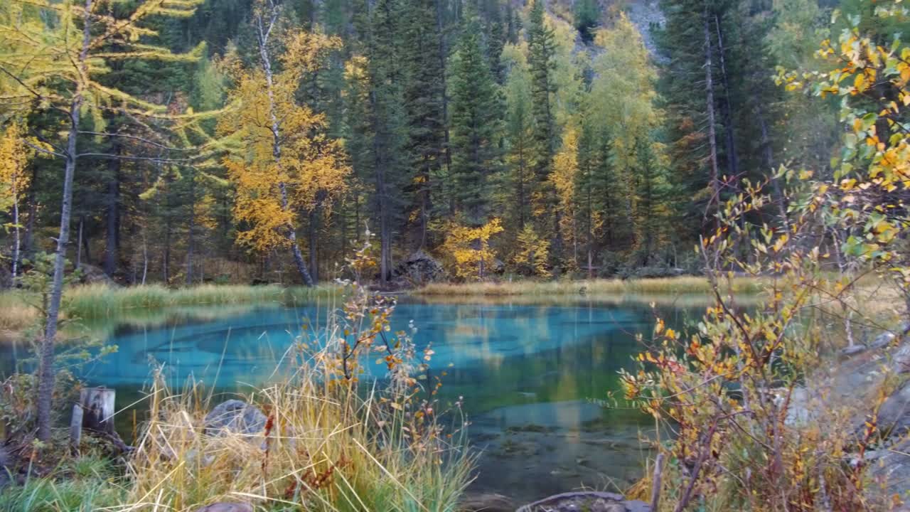 Panorama jezera Modrý gejzír v Altajských horách za deštivého dne