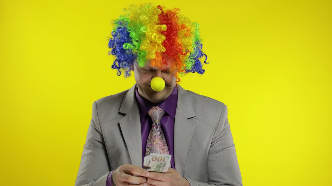 payaso empresario empresario jefe en el trabajo recibe ingresos en billetes de dólar