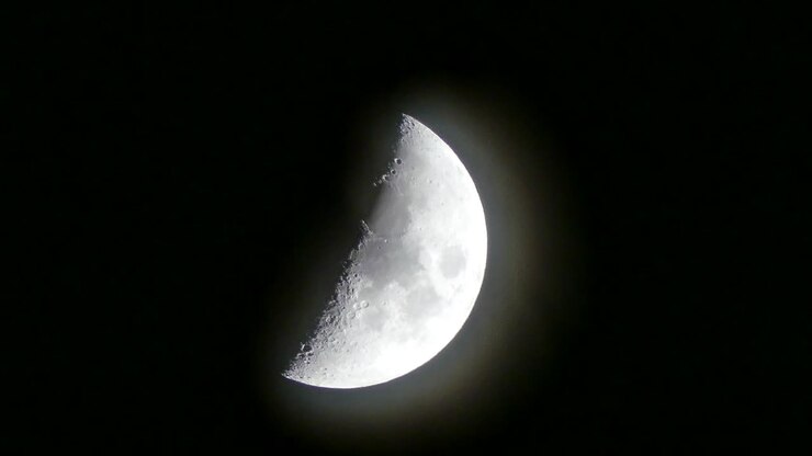 O céu noturno e a lua aparecendo na névoa, a meia-lua e o céu escuro, a meia-lua no céu noturno