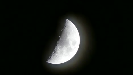 el cielo de la noche y la luna que aparece en la niebla, la media luna y el cielo oscuro, la mitad de la luna en el cielo nocturno,