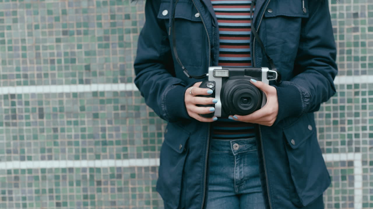 mujer turista tomando fotos usando una cámara retro turismo turista fotografiando aventura de viaje urbano