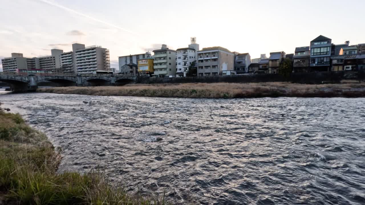 일본 교토 에 있는 평온 한 강 운하