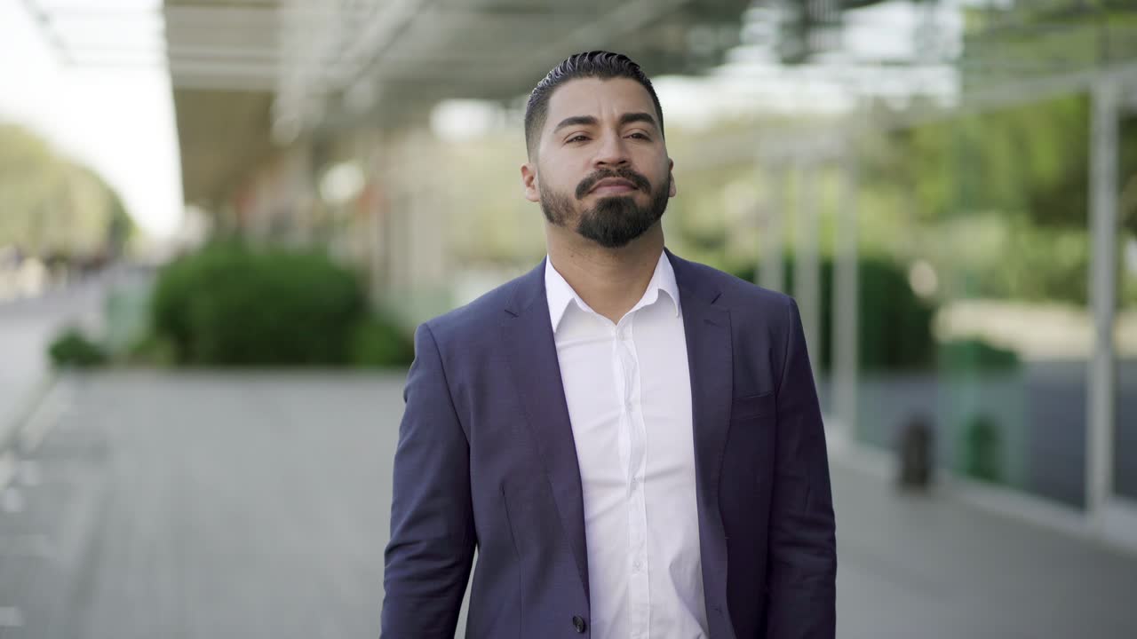 un hombre de negocios confiado caminando por la calle.