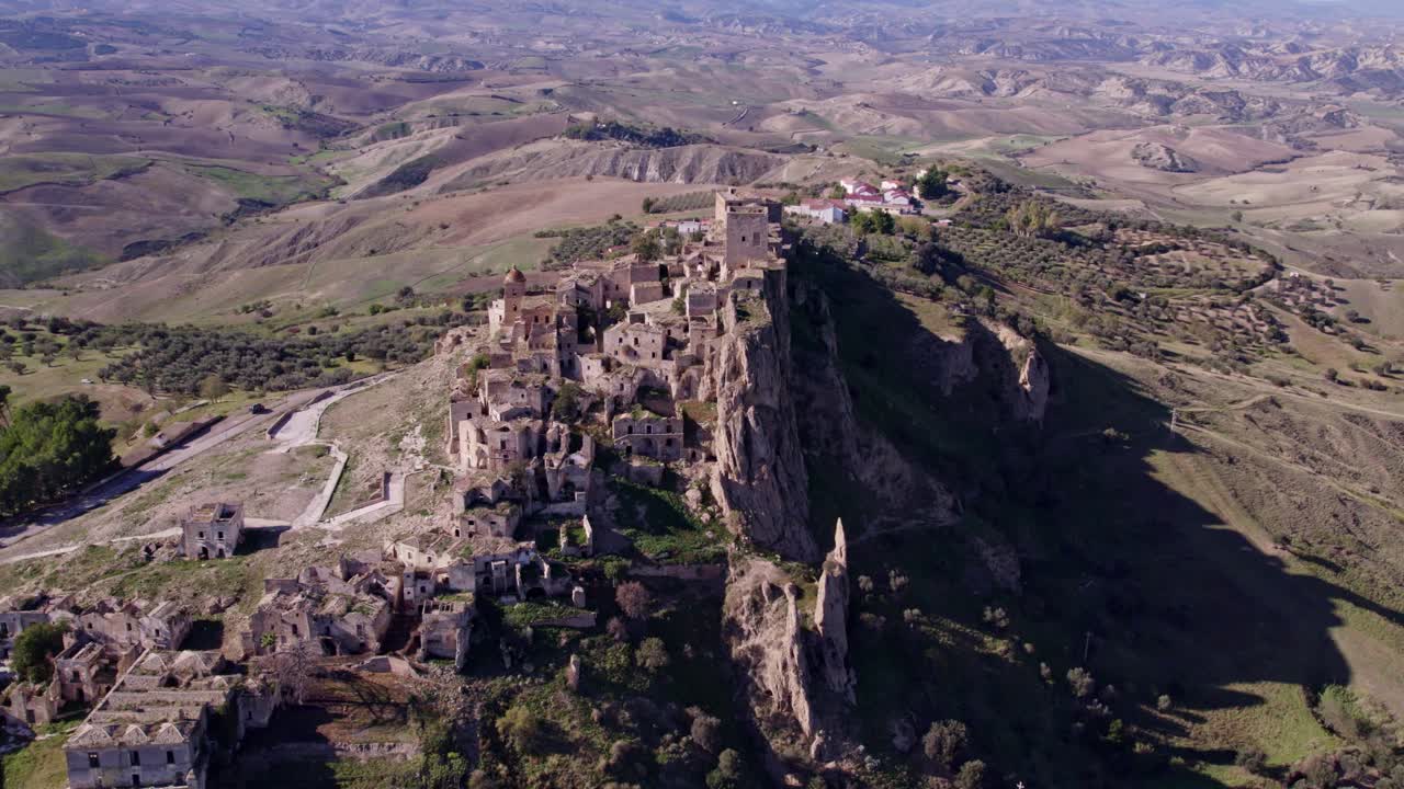 Inquietante villaggio in cima alla collina con rovine erose, Craco, Matera, Italia