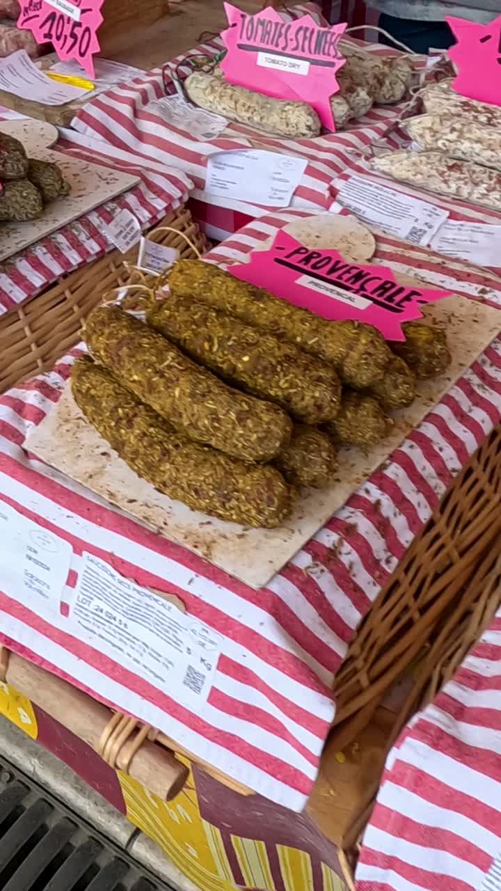 variedad de salchichas expuestas en el mercado de libourne