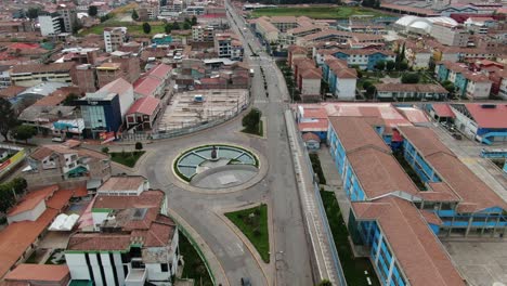 Imágenes-Aéreas-De-4k-Sobre-Ovalo-Garcilaso-En-La-Ciudad-De-Cusco,-Perú-Durante-La-Cuarentena-De-Coronavirus,-Dolly-In-E-Inclinación-Hacia-Abajo-De-Gran-Angular