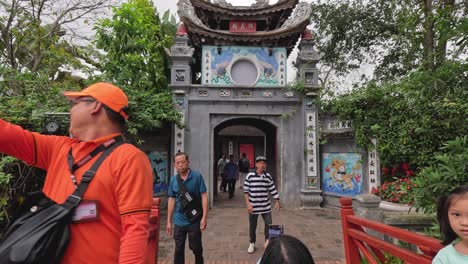 los visitantes exploran el puente y el templo en vietnam