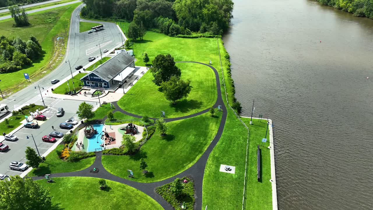 드론이 휴게소에 비행기처럼 착륙하고 있습니다.