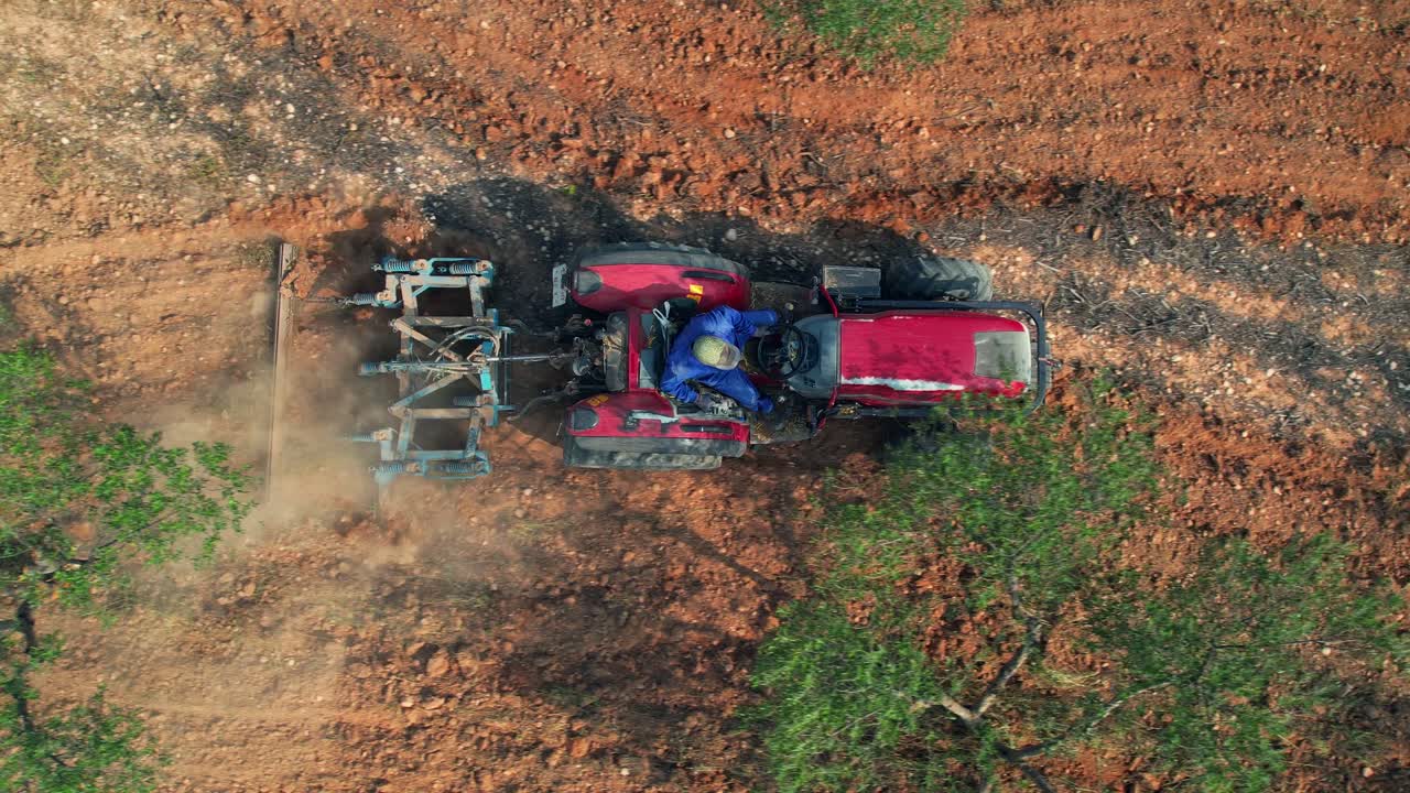 올리브  ⁇  을  ⁇ 고 있는 트랙터 의 공중 위상
